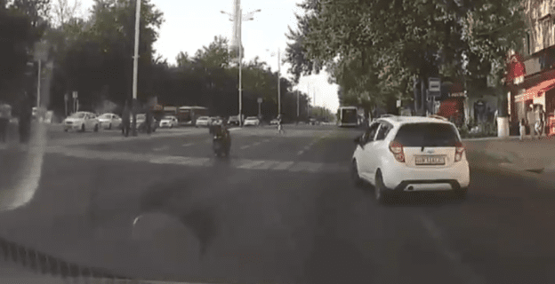 В Ташкенте Spark намеренно сбил мужчину на скутере — видео