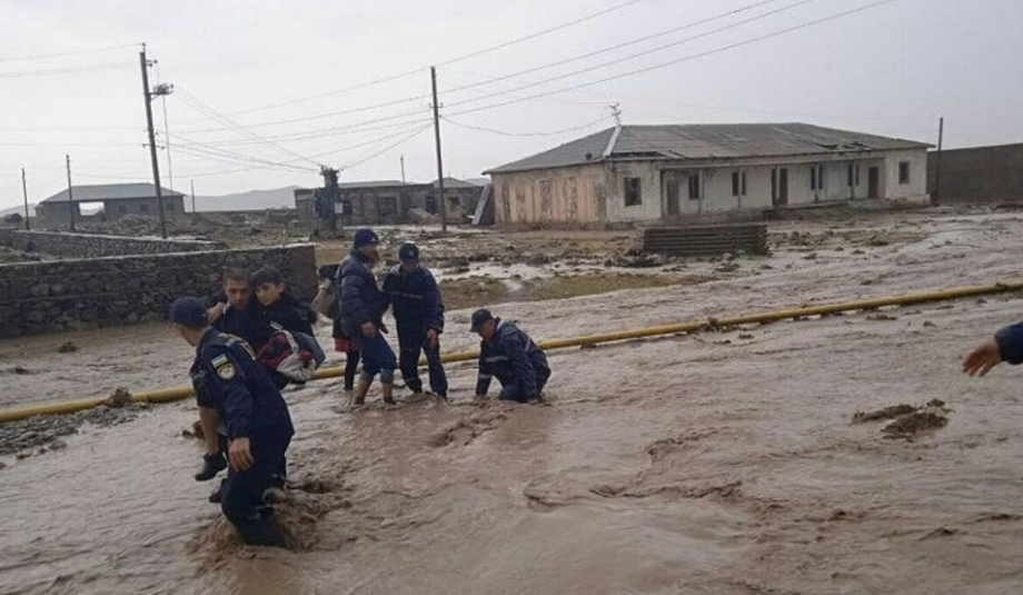 Узбекистан подтопят дожди — экстренное предупреждение