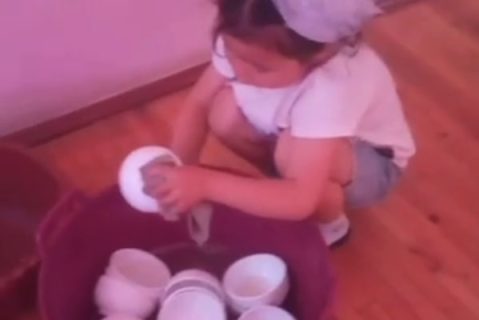 В детсаду Джизакской области маленькую девочку заставили мыть посуду — видео