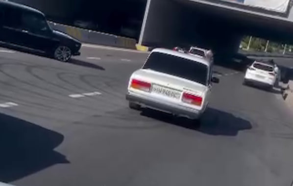 В Ташкенте водители «Жигули» прямо на дороге устроили дрифт — видео