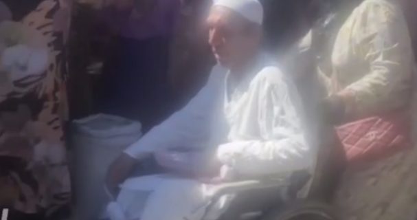 Продавец на рынке пнул мужчину в инвалидной коляске — видео