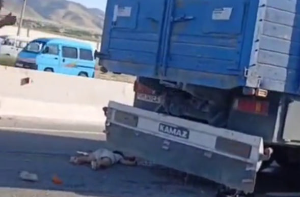 На трассе из Ташкента в Термез грузовик переехал группу людей — видео