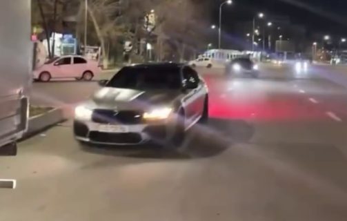 В Ташкенте мужчины на BMW устроили дрифт посреди дороги — видео