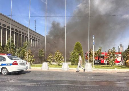 На центральной улице Ташкента загорелся электрокабель — видео