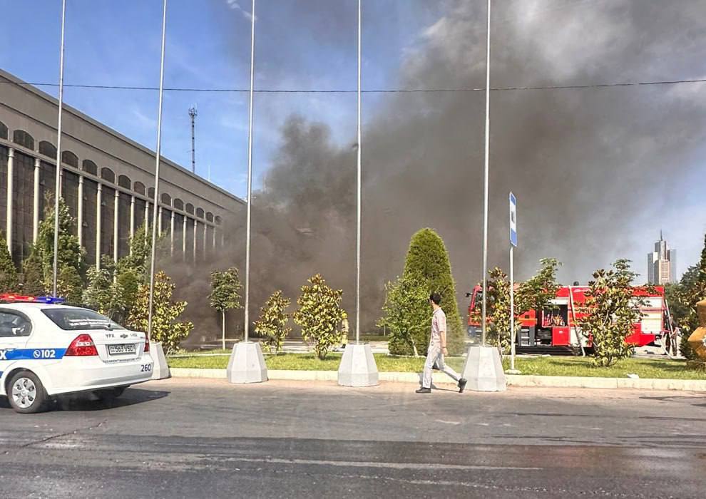 На центральной улице Ташкента загорелся электрокабель — видео