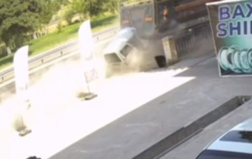 В Сырдарьинской области Damas на высокой скорости врезался в грузовик — видео
