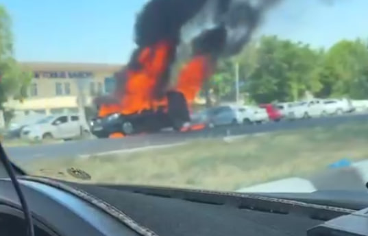 В Ташкенте снова на дороге сгорел Mercedes — видео