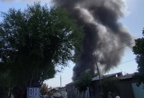 В Ташкенте загорелся мебельный цех — видео