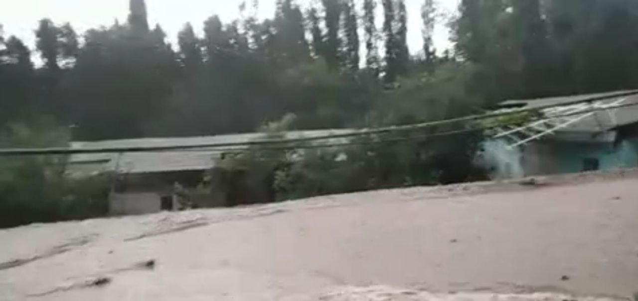 В Намангане водой смыло забор дома: погибла одна девочка — видео