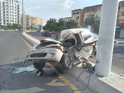 В Ташкенте 19-летний водитель врезался в фонарный столб