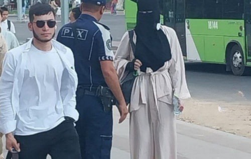 В Ташкенте мужчина надел женскую одежду и полностью покрыл лицо