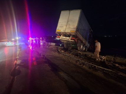 По дороге из Навои в Бухару грузовик съехал в кювет и загорелся — видео