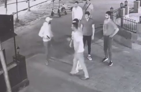 В Ташкенте мужчина угрожал «пистолетом» другому жителю — видео