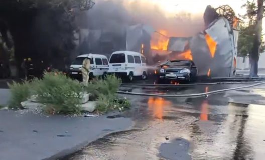 В Ташобласти загорелось больше пяти автомобилей — видео