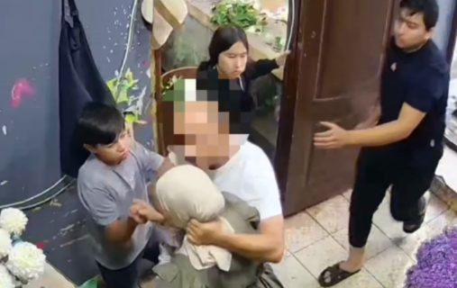 В Ташкенте мужчина ворвался в цветочный магазин и напал на женщину — видео