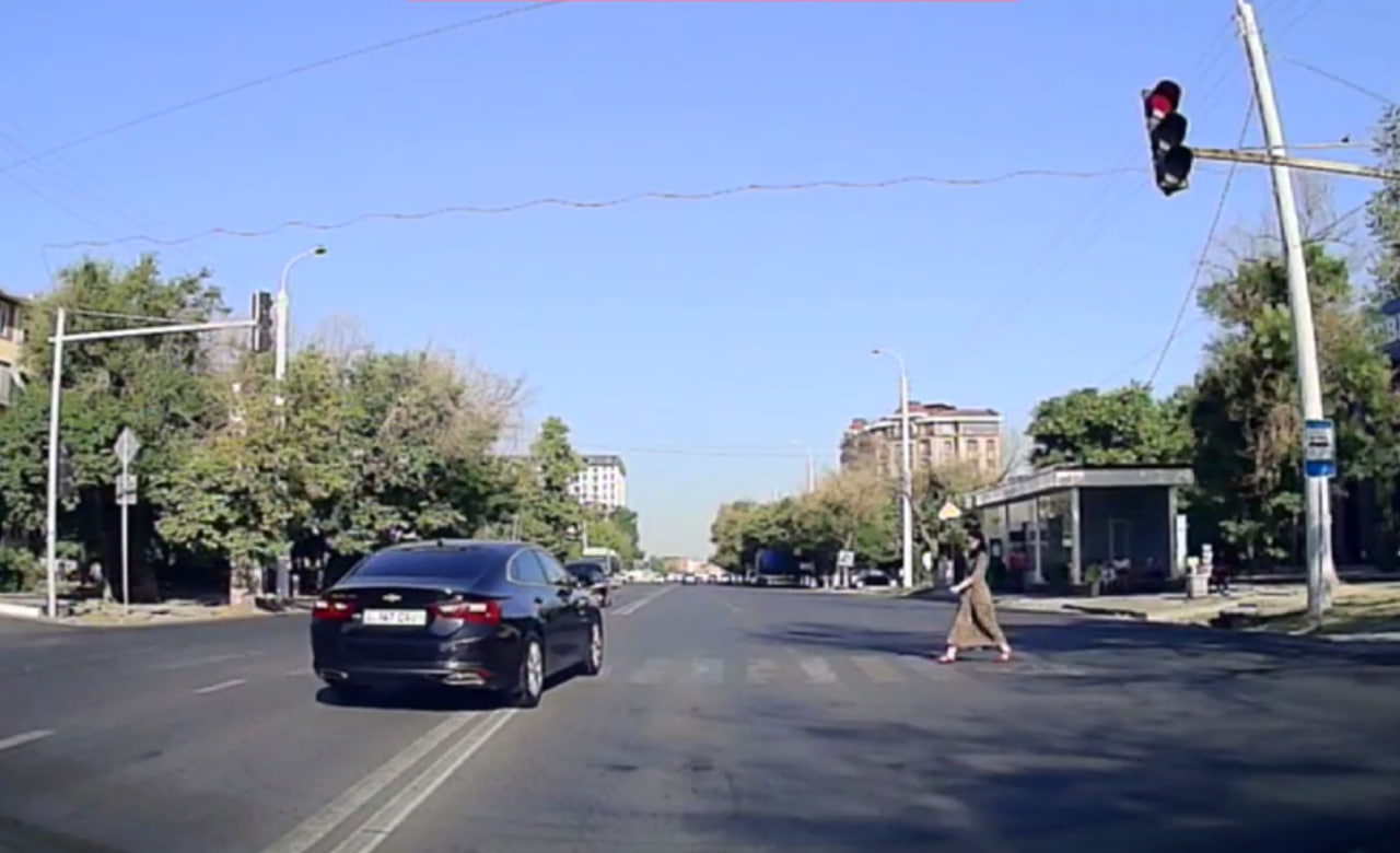 В Ташкенте автомобиль Агентства по делам молодежи грубо нарушил ПДД — видео