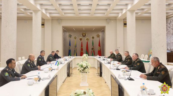 Министры обороны Беларуси и Узбекистана обсудили планы развития военного сотрудничества