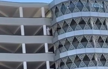 В Ташкенте девушка пыталась сброситься с верхнего этажа автостоянки — видео