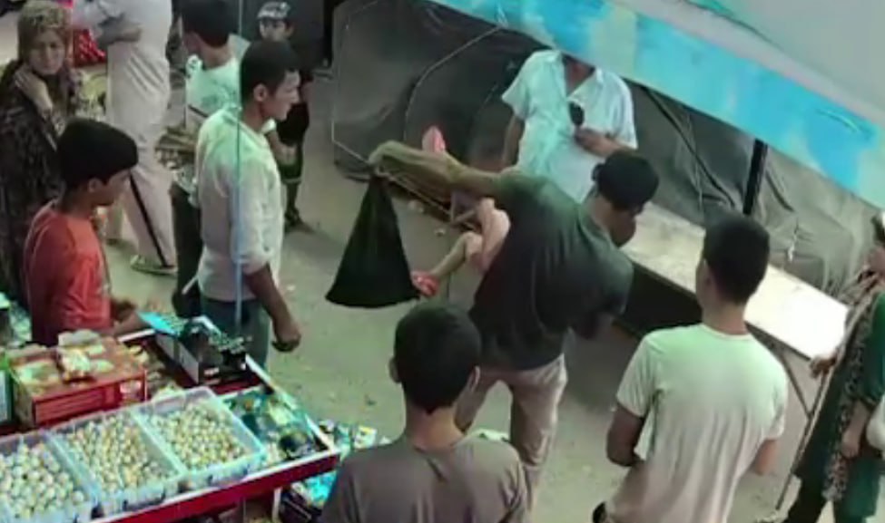 В Самарканде отец пнул ногой сына за то, что он капризничал на базаре — видео