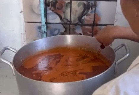В детсаду приготовили огромную кастрюлю супа из 300 граммов мяса — видео