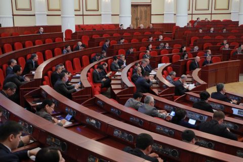 Депутаты Законодательной палаты поспорили о выходе на обед — видео