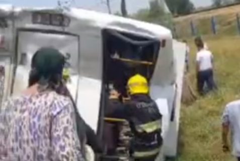 В Сырдарьинской области столкнулись грузовик и автобус — видео