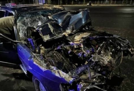 В Ташкенте Mercedes врезался в грузовик, есть пострадавшие