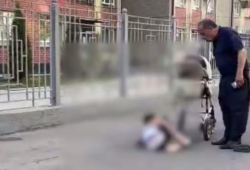 В Ташкенте мужчина прямо на улице избил своего четырехлетнего внука — видео