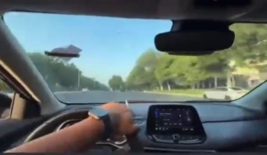 В Ташкенте водитель гонял по улицам с телефоном в руках — видео