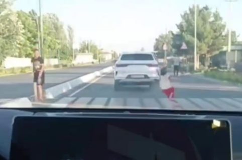 В Навоийской области водитель сбил маленькую девочку на пешеходном переходе — видео