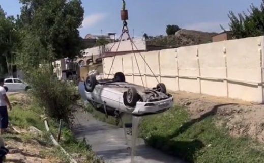 В Самаркандской области водитель Nexia-2 вылетел с дороги и упал в канал — видео