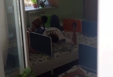 В детсаду Сырдарьинской области ребенок делал массаж воспитательнице — видео