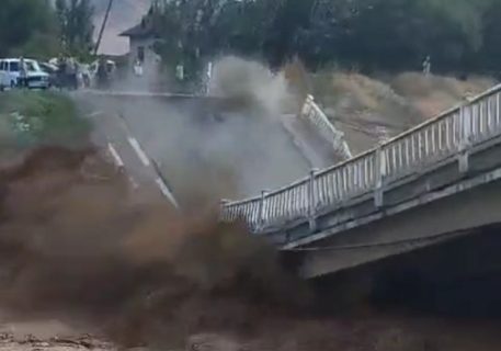 В Андижанской области из-за схода селя рухнул мост — видео