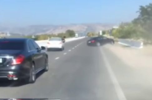 В Узбекистане водитель легковушки вылетел с дороги в обрыв — видео