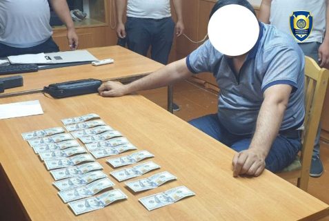 В Каракалпакстане замдиректора вуза поймали на крупной взятке