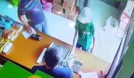 Продавец ударил ребенка за просьбу дать чек — видео