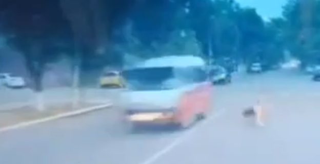 Мужчина выпрыгнул из Damas под колеса автомобиля — видео