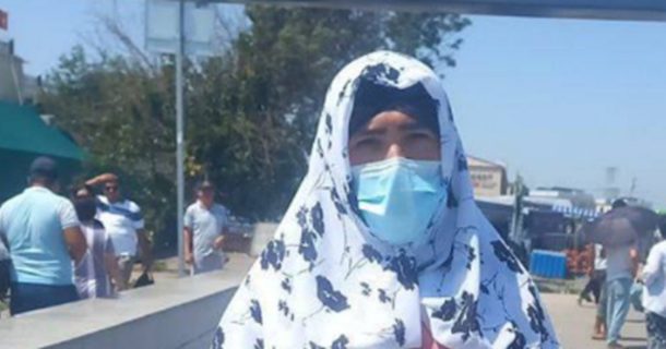 В Ташкенте мужчина разгуливал по рынку в хиджабе и платье
