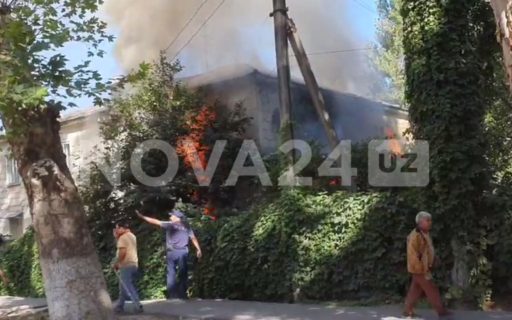 В жилом комплексе Ташкента загорелось здание — видео