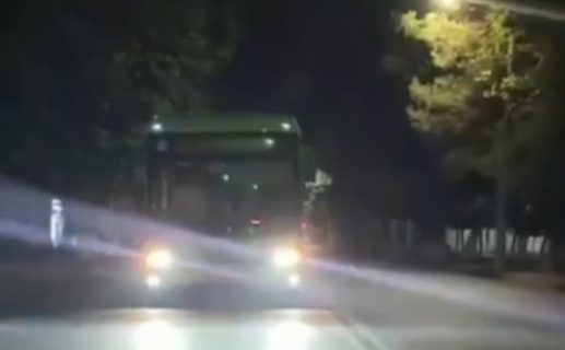 Водителя автобуса-гармошки, который двигался «змейкой» на высокой скорости, уволили