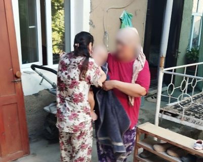 В Ташкенте годовалый ребенок упал в уличный туалет