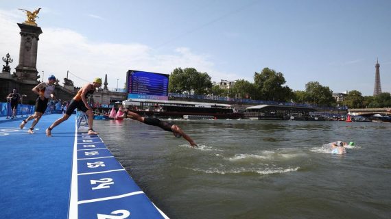 В Париже спортсмены отравились и заразилась кишечной палочкой после заплыва в Сене