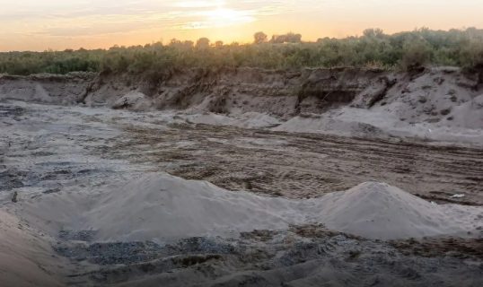 В Ташобласти неизвестные добыли песок и гравий на миллиарды сумов