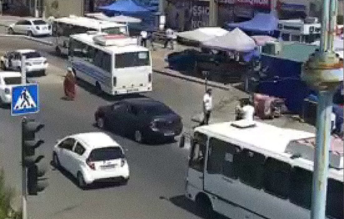 В Ферганской области два водителя устроили драку прямо на дороге — видео