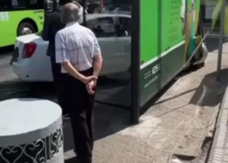 В Ташкенте Lacetti после крупного ДТП влетел в остановку — видео