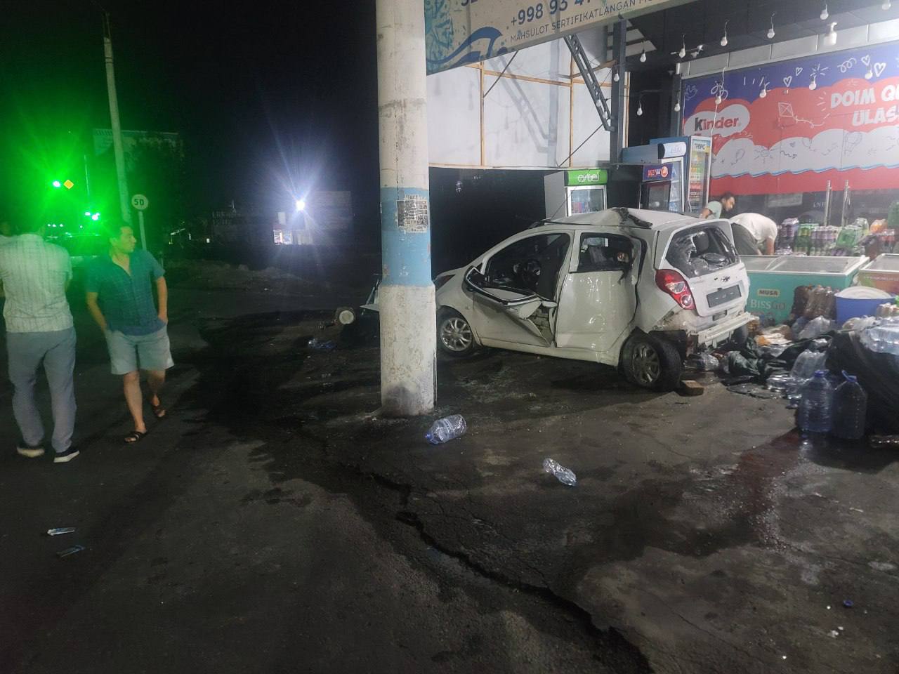 «Ноги задрожали»: BMW на дикой скорости влетел в припаркованные машины — видео момента ДТП