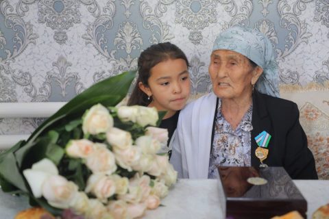 В Ташобласти наградили 107-летнюю жительницу медалью «Шухрат»