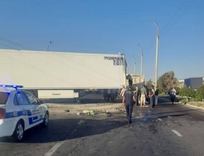 В Ташкенте фура врезалась в бетонный столб — видео