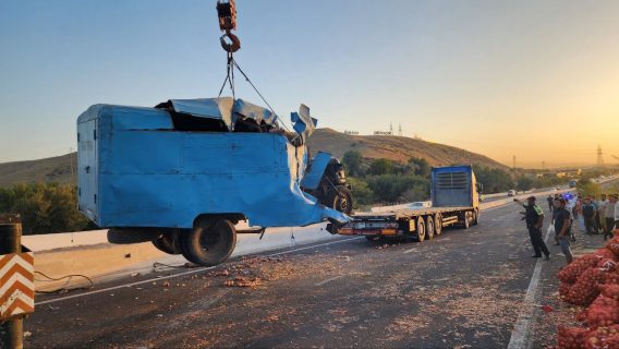 В Джизакской области сразу четыре автомобиля попали в ДТП