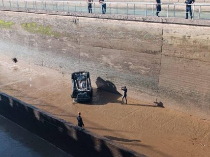 В Ташобласти автомобилист уснул за рулем и провалился в канал — видео